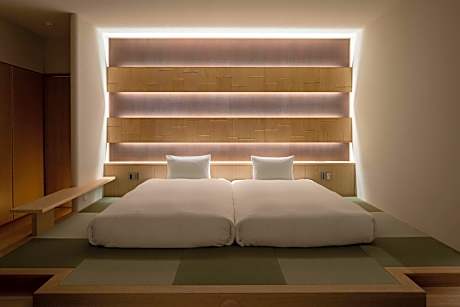 Bamboo Suite Room (2 Large Twin Beds and 3 Large Twin Futons)