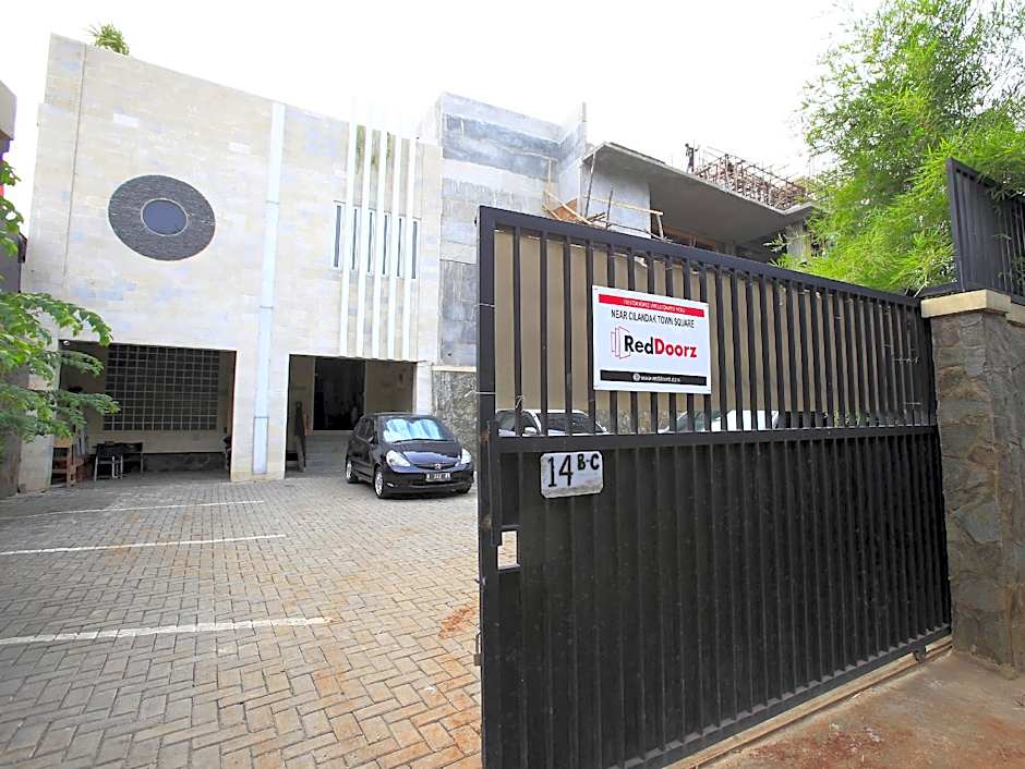 RedDoorz Near Cilandak Town Square