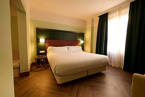 Honest Granada Hotel