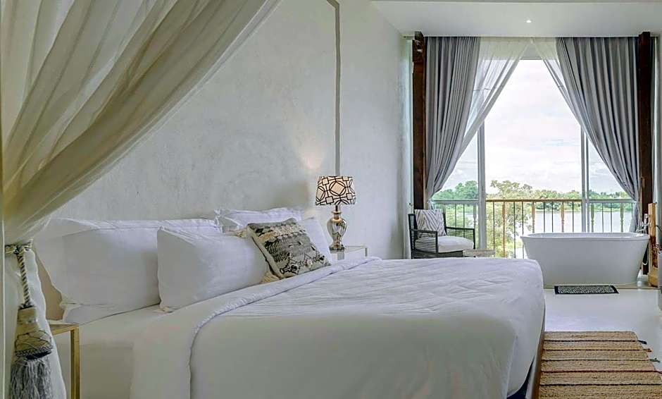 White Wall Riverfront Hotel