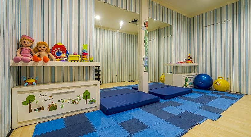 Surabaya Suites Hotel Powered by Archipelago