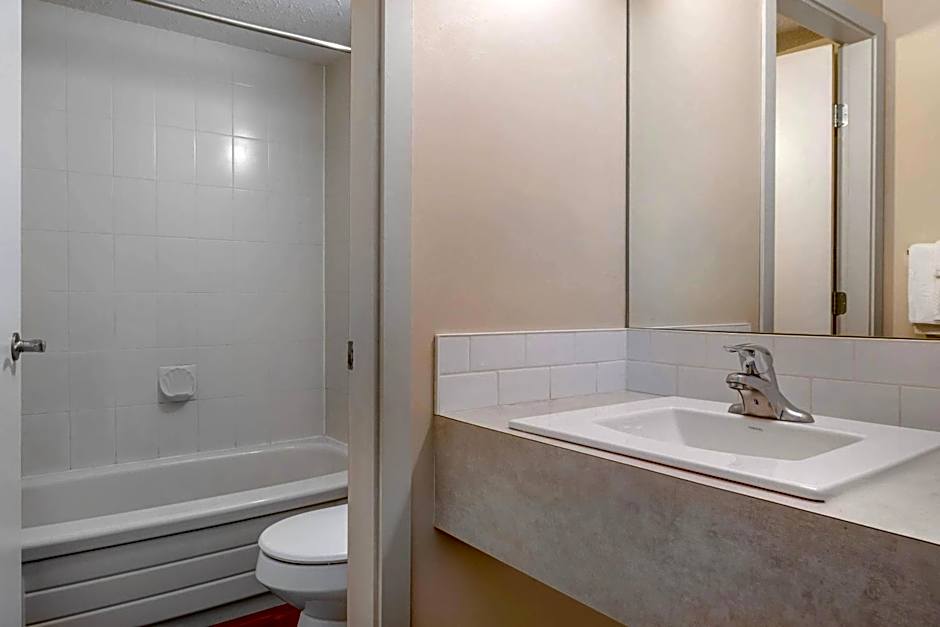 Econo Lodge Inn & Suites