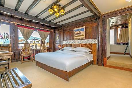 Shangri-La E-Outfitting Boutique Hotel