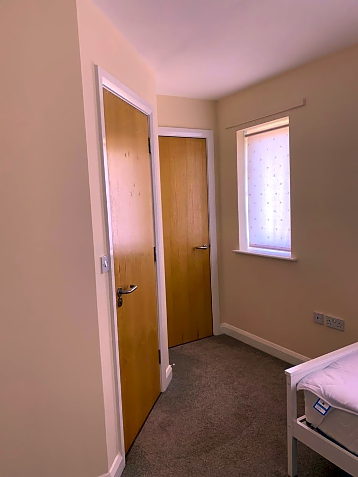 Private Rooms In A Cheerful 4-Bedroom Town House