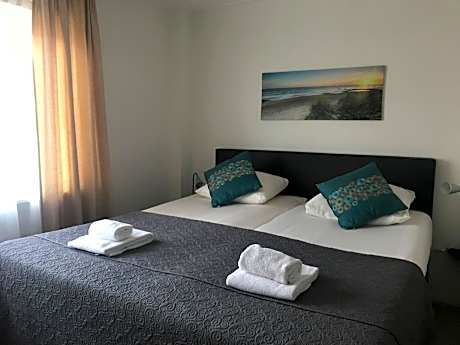 Family Room (2 Adults + 2 Children)