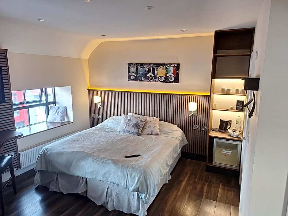 Ridge-Rock Accommodation