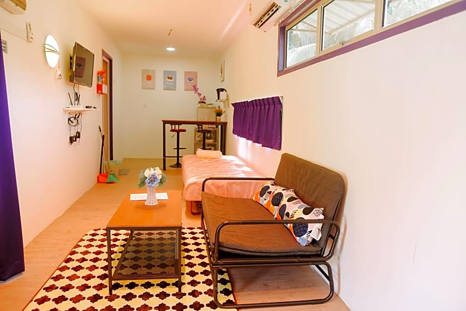 Yellow Cube at Lumut Cube Homestay Kontena