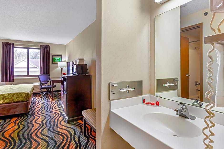 Econo Lodge Inn & Suites