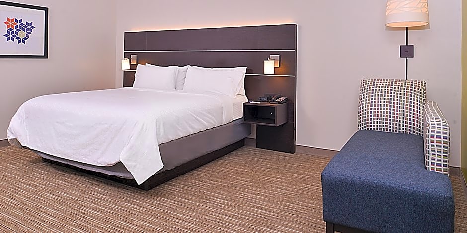 Holiday Inn Express and Suites - Mall of America - MSP Airport By IHG