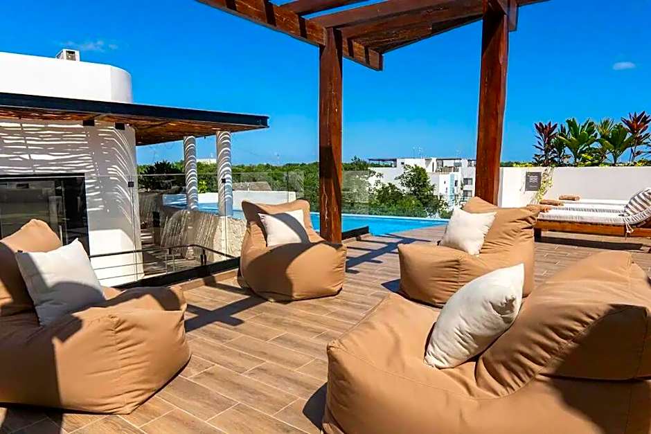 Spacious Penthouse with pool
