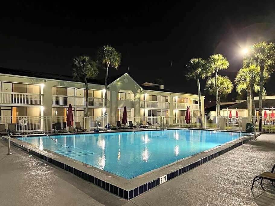 Newly renovated room in cozy hotel near Disney 2