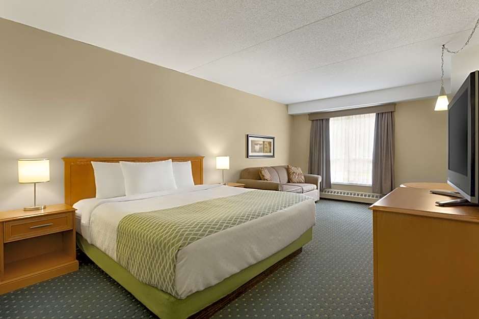 Colonial Square Inn & Suites