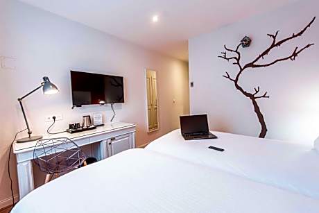 Comfort Double Room - located in the building Cigogne accross the street