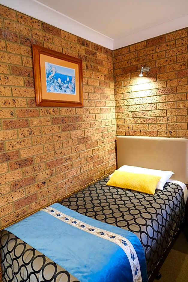 Sapphire Palms Motel