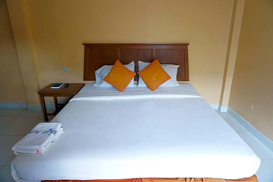Sri Chumphon Hotel