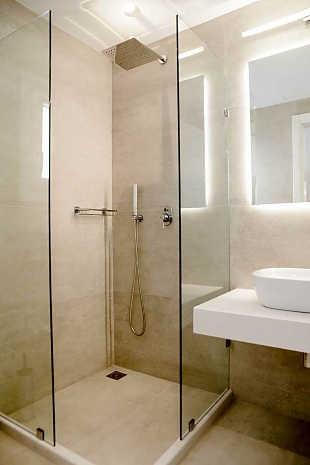 Super Paradise Hotel