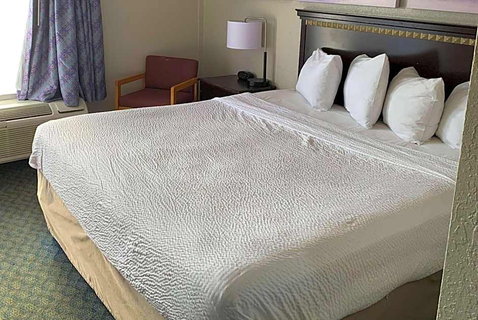 Days Inn by Wyndham Louisville Airport Fair and Expo Center