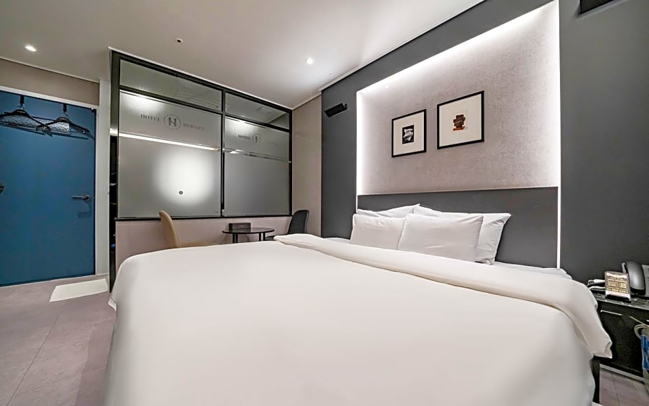 Hotel Hermes at Yongin Everland Station