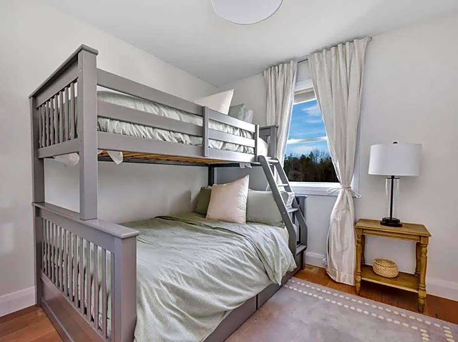 Gorgeous private retreat with hot tub