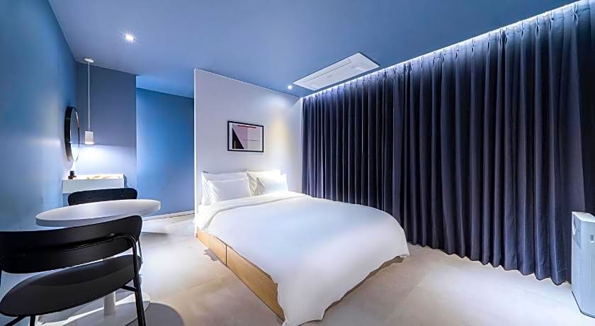 Croissant Hotel Guri by AanK