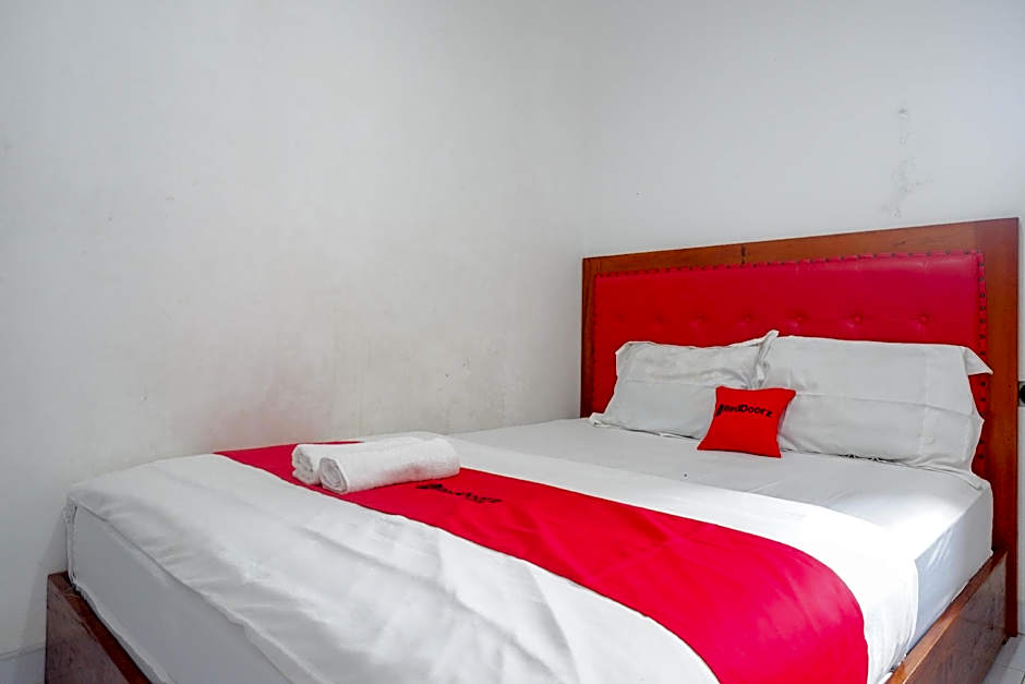 RedDoorz near Alun Alun Wonosobo 2