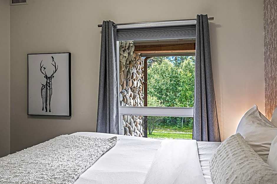 Outstanding Mountain Condo WATERSLIDE and HOT TUB managed by Little Sister Getaways