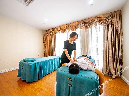 Zhongbo Art Hotel (Hualin Temple Subway Station Store, Shangxiajiu Commercial Pedestrian Street)
