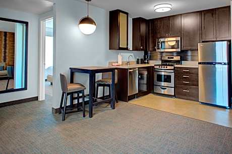 One-Bedroom Queen Suite