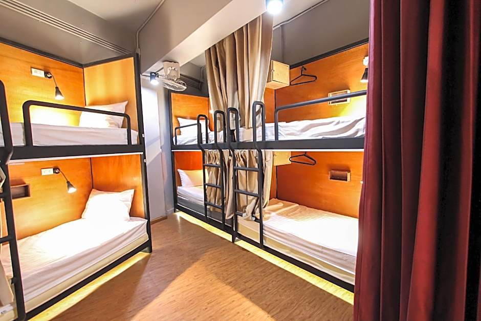 Thonglor travellers' hostel and cafe'