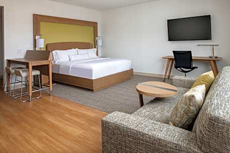 King Studio with Sofa Bed and Roll-in Shower - Mobility Accessible