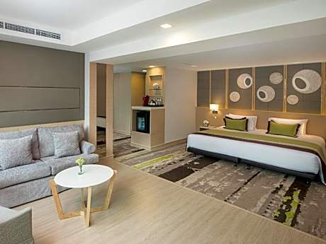 Grand Jacuzzi Suite with Balcony (High Floors)