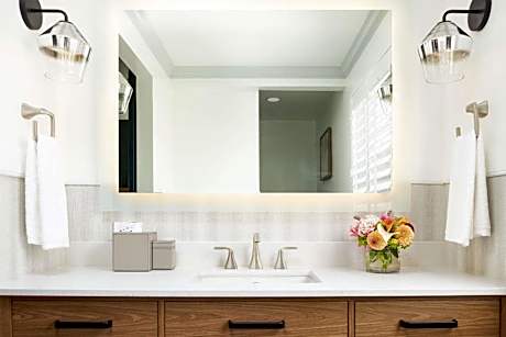 1 King Bed Hearing Accessible