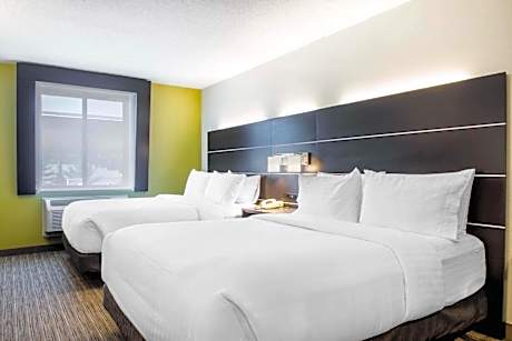 Standard Queen Room with Two Queen Beds and Tub - Mobility/Communications Accessible