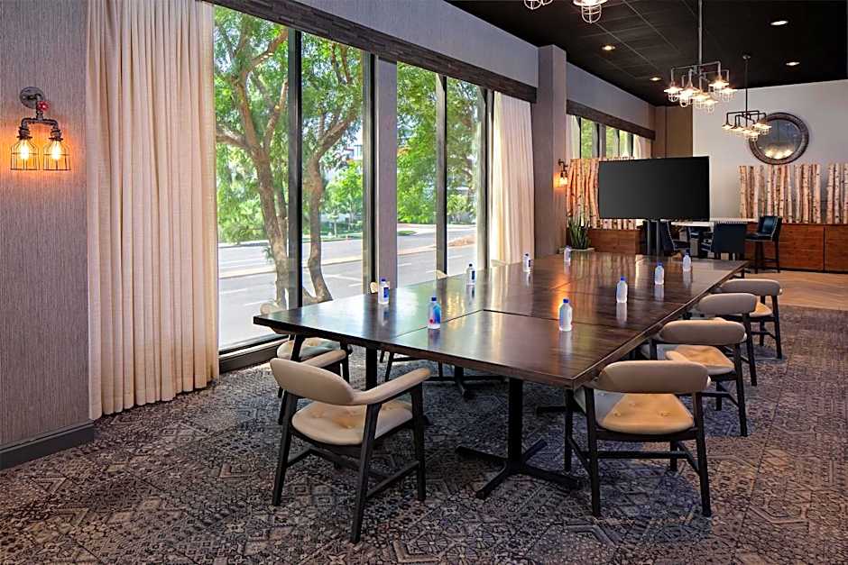 Hotel Zessa Orange County Airport, a DoubleTree by Hilton