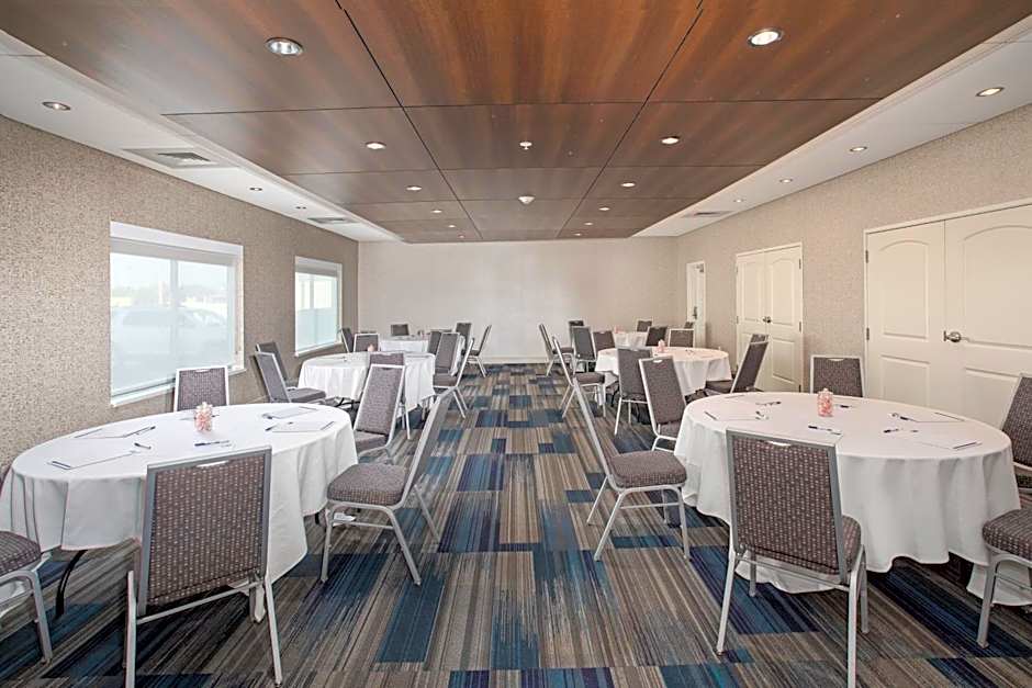 Holiday Inn Express & Suites Great Bend By IHG