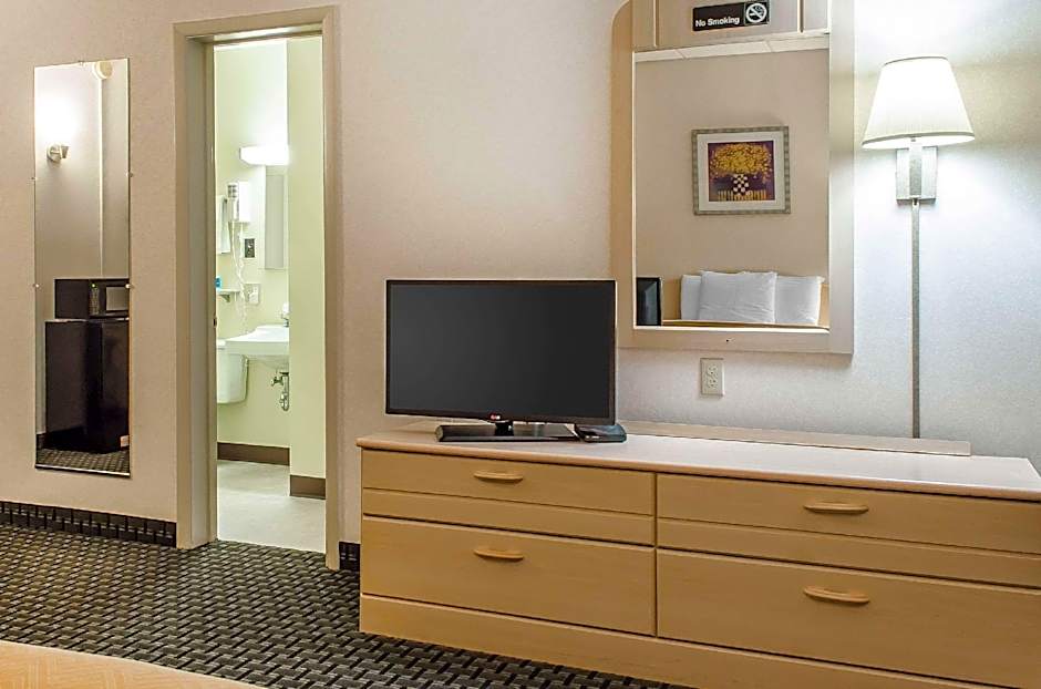 Rodeway Inn State College - near University