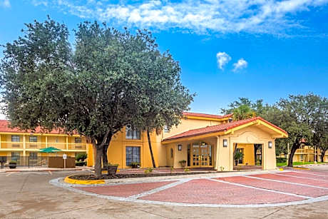 Super 8 by Wyndham Eagle Pass