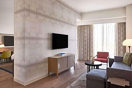 King Room with Adapted Tub - Mobility and Hearing Accessible