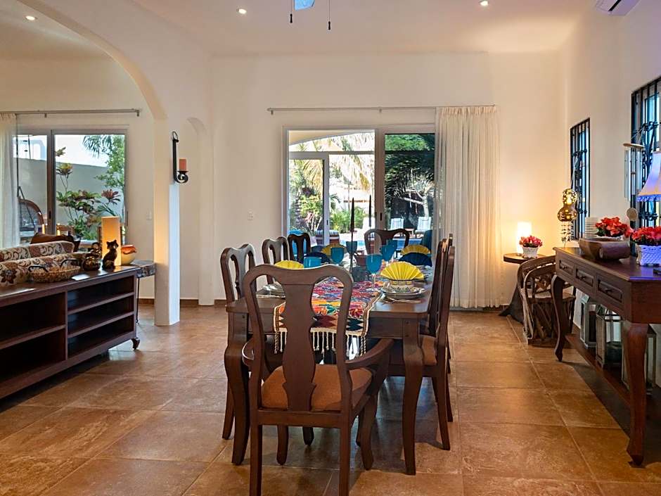 Casa Zarah - Hacienda Family Home - Pool and 2-Block to Beach