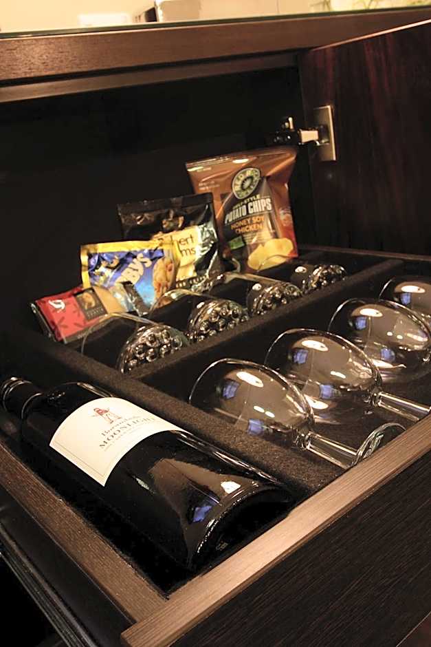 Carlyle Suites & Apartments