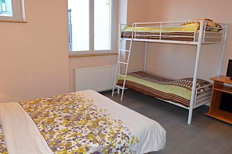 Family Room (2 Adults + 2 Children) - Stair access only