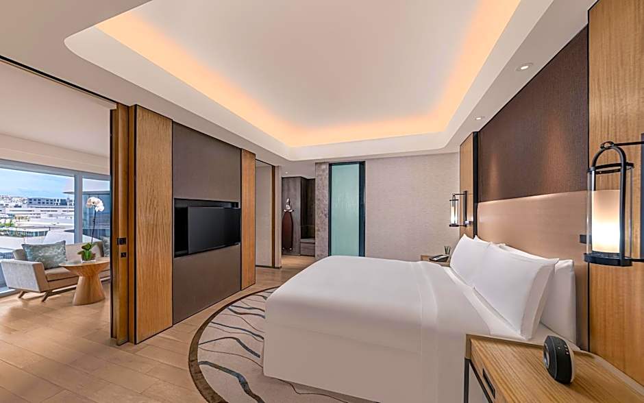 1 Bedroom 1 King Bed Suite, Corner — 5 fotoğraftan 1. fotoğraf