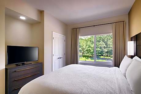 One-Bedroom King Suite with Sofa Bed - Mobility/Hearing Accessible with Roll-In Shower