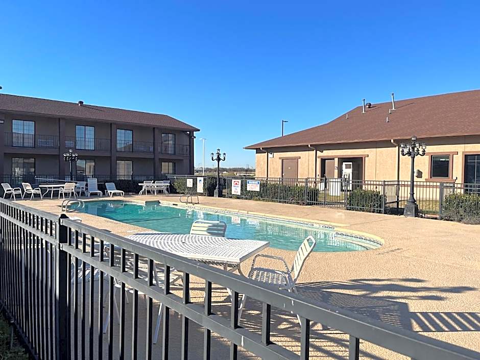 Red Roof Inn & Suites Sulphur Springs