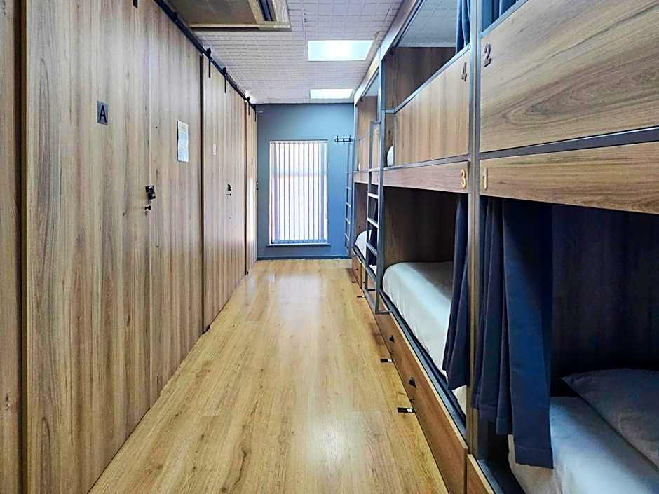 Foto 1 daripada 12 — 6-Bed Male Dormitory Room