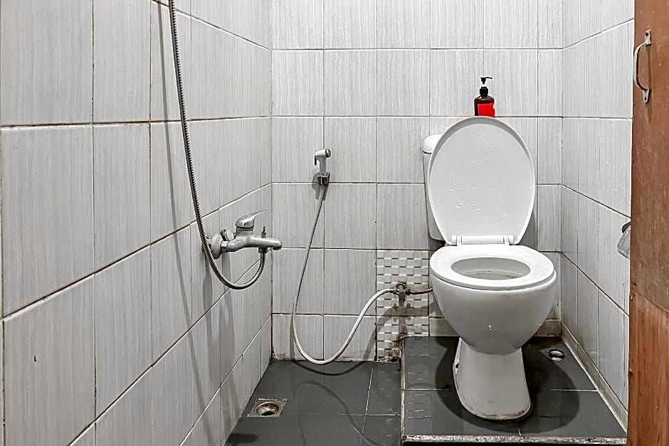 RedDoorz near Sukabumi Station 2