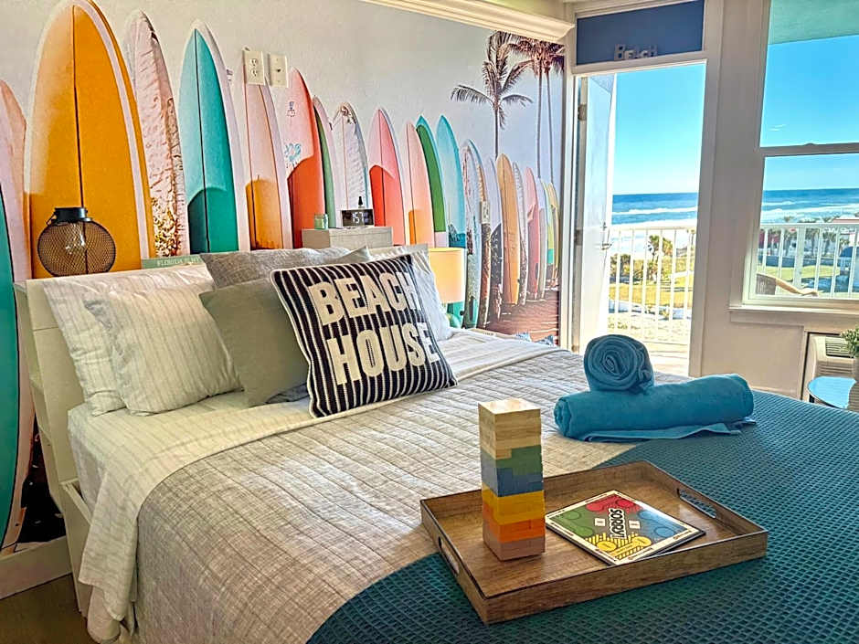 Luxury Beachfront Studio - Private Balcony with Ocean View - Heated Pool - Hot Tub - Tiki Bar - Sauna