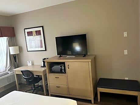 Queen Room with Roll-In Shower - Mobility Accessible/Non-Smoking