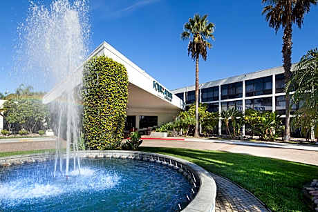 King Room with Roll-in Shower - Mobility Accessible