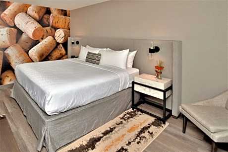 King Suite - Non-Smoking